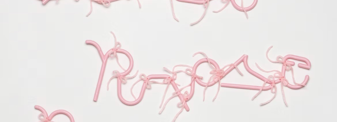 Clara Cousineaus künstlerische Praxis bewegt sich zwischen Skulptur, Fotografie, Objektkunst und visueller Sprache. Ausgehend von Alltagsgegenständen, Fundstücken und materiellen Spuren untersucht sie, wie Bedeutung entsteht und wie sich Erinnerungen, Geschichten und kulturelle Codes in Dinge einschreiben. Dabei verwandelt sie vermeintlich Banales in poetische Bild- und Denkräume, in denen sich Zufall, Beobachtung und Konstruktion begegnen. In der Ausstellung werden Arbeiten aus den Serien Slow Sculptures, Objectifier l’écriture und Note à moi-même / Note to Self gezeigt. In Chose, Prose, Rose aus der Serie Slow Sculptures werden aus wiederverwendeten Kleiderbügeln skulpturale Wortgebilde, die Sprache und Objekt miteinander verschränken. Matrice/matrice aus der Serie Objectifier l’écriture basiert auf historischen Druckmatrizen, die während einer Renovierung zufällig in den Wänden eines Hauses in Québec entdeckt wurden. Aus den Formen alltäglicher Gebrauchsgegenstände entwickelt Cousineau abstrakte und typografische Kompositionen, die Fragen nach Reproduktion, Schrift und materieller Erinnerung aufwerfen. Die fotografische Serie Note à moi-même / Note to Self dokumentiert einen kleinen gelben Wohnwagen kurz vor seinem Abriss und reflektiert die Fragilität von Orten, Erinnerungen und Momenten des Übergangs. Die Werkgruppe wird zeitgleich im Juli im Künstlerzentrum La Maison du Notaire in Trois-Pistoles gezeigt, jener Kleinstadt, in der sich das Gebäude befindet. In ihrem Werk verbindet Clara Cousineau Sprache, Fotografie und Fundstücke zu einer vielschichtigen Erzählung über Vergänglichkeit und Transformation.